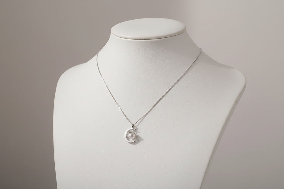 925 Sterling Silver Chain with Pearl Inlay Pendant
